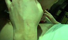 Любительница девчонка жадно сосет два члена интенсивно в домашней сцене