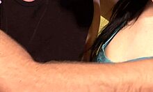 Novia morena Bella chupando y follando en el sofá