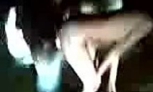 Oye, mira a esta puta amateur follando su coño afeitado al aire libre duro