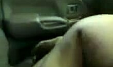 صديقة عاهرة تمص زب صديقها في السيارة