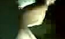 Oye, mira a esta puta amateur follando su coño afeitado al aire libre duro