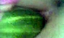 Ehi, Guarda Come Mi Riempio il Buco con Questo Cetriolo Gigante