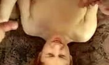 Rödhårig slampa får ansiktet översvämmat av sperma på gruppfest