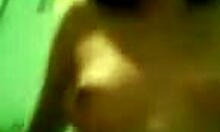 Tip filmează prietena lui drăguță călărind pula goală în POV