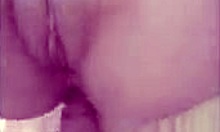 Είμαι και ρουφάω το πουλί του φίλου μου και το ετοιμάζω για πρωκτό, βογκώντας όλη την ώρα