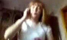 She Chats on Phone While Sucking Cock Simultaneously