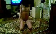 Jonge amateur brunette wiegt en plaagt live op webcam