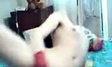 Amateur babe reaches orgasm in home made video