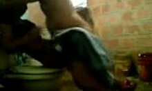 Devojka se jebe jako na klozetskoj šolji