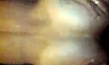 I hjemmelavet scene spreder amatør russisk kæreste med store patter sig og knuller i hundestilling, får kæresten til at komme hurtigt med cumshot