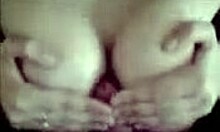 Брюнетка кучка работи с циците и устата си върху кура му силно!