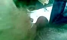 Руска проститутка умело смуче кур в гореща кола