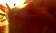 Chica traviesa limpia su coño peludo