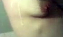 Amateur Hottie Shaves Her Wet Twat In The Bath, Feeling So Clean!