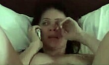 Amateur hottie spreads and masturbates her shaved pussy in bedroom before swinging