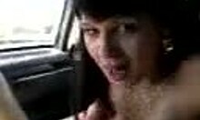 Чувак, моя девушка сосет мой пульсирующий хуй в машине, блин, она хороша...