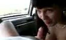 Mies, tyttöystäväni imee pulppuavaa kyrpäni autossa, jumalauta hyvä se on...
