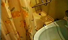 Patrzyłem, jak ten napalony żołnierz mocno pieprzy pijaną laskę w brudnej kabinie łazienkowej.