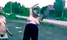 Эй, глянь на пьяную русскую бабулю, которая показывает сиськи с подругой