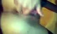 Заманчивая девушка пальцами трахает свою бритую пизду в домашнем клипе. Ее стоны сводят с ума!