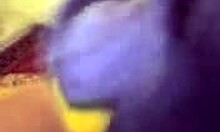 Blond kæreste spreder ben på sofa i hjemmelavet video