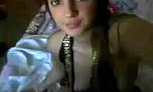 Şirin camslut yatakta webcam için sıkı amını parmaklıyor