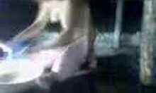 Ehi piccola, vuoi vedere me lavare le mie grosse tette oggi?