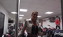 Aurrora veut montrer ses gros seins et son petit cul