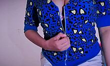 madrastra debajo de la falda me da sentones en mi polla grande, coño peludo y estrecho