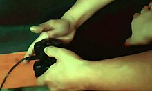 madrastra debajo de la falda me da sentones en mi polla grande, coño peludo y estrecho