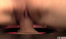 ¡Oye, mira a esta sirvienta sexy Stevie Shae follar a través de la mesa!