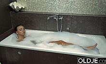 Милая девушка глубоко глотает весь член дедушки в шокирующей встрече