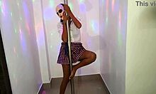 la morena estudiante baila sexy mostrando su vagina mojada despues de clases