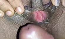 Krásná indická holka prosí přítele, aby ji tvrdě šukal v kundičce