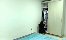 convenzo a mi hermanastra de follar conmigo y no avergonzarla con sus amigas 1 parte