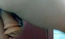 Esposa se masturbando no banheiro