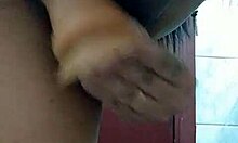 Esposa se masturbando no banheiro