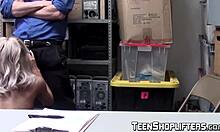 Chica sospechosa Alice Nicole castigada con corrida en boca