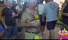 Salopes exhibent en rue au Fantasy Fest en plein air