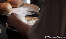 Voi, tämä tyylikäs nainen sai pillunsa naiduksi kovaa ja kasvot täyteen ratsastamisen jälkeen!