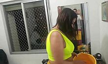 sarah rosa muito gostosa limpando o flat completo no red