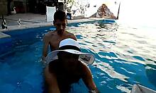 cojiendo como loca en la pileta de casa