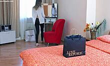 مالفينا فتاة التسوق تخلع ملابسها لوحدها في المتجر، ساخنة جدا! 🔥