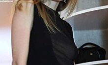 مالفينا فتاة التسوق تخلع ملابسها لوحدها في المتجر، ساخنة جدا! 🔥