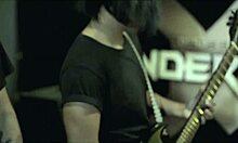 Dos feos se quieren follar a tremenda yegua pero ninguno de los 2 lo consigue y se terminan d�ndose amor entre ellos despu�s de pelear