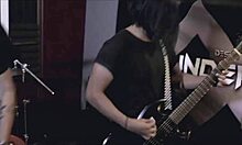 Dos feos se quieren follar a tremenda yegua pero ninguno de los 2 lo consigue y se terminan d�ndose amor entre ellos despu�s de pelear