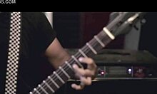 Dos feos se quieren follar a tremenda yegua pero ninguno de los 2 lo consigue y se terminan d�ndose amor entre ellos despu�s de pelear