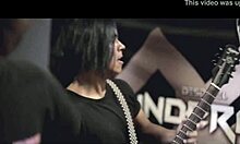 Dos feos se quieren follar a tremenda yegua pero ninguno de los 2 lo consigue y se terminan d�ndose amor entre ellos despu�s de pelear