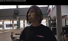 Dos feos se quieren follar a tremenda yegua pero ninguno de los 2 lo consigue y se terminan d�ndose amor entre ellos despu�s de pelear