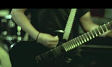 Dos feos se quieren follar a tremenda yegua pero ninguno de los 2 lo consigue y se terminan d�ndose amor entre ellos despu�s de pelear